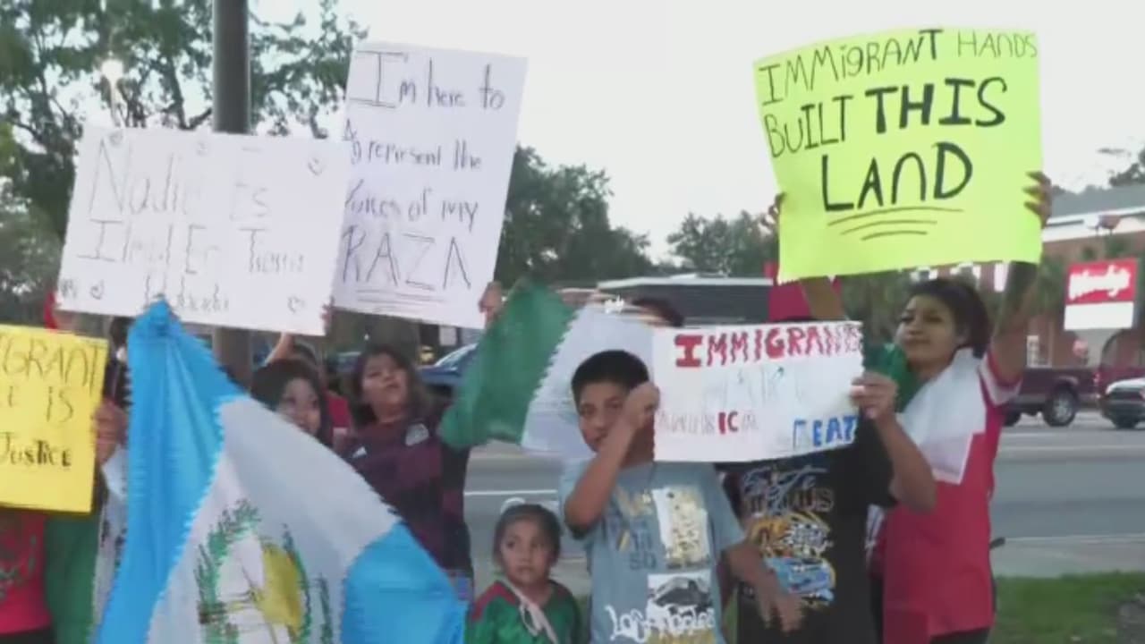 <h2 class="cms-H2-H2">ORLANDO</h2>
<br>
<br>Decenas de personas se dieron cita este lunes, con pancartas, banderas y cánticos. Entre los participantes hay ciudadanos estadounidenses, pero cuyos padres son inmigrantes, y temen que sus familias sean separadas.