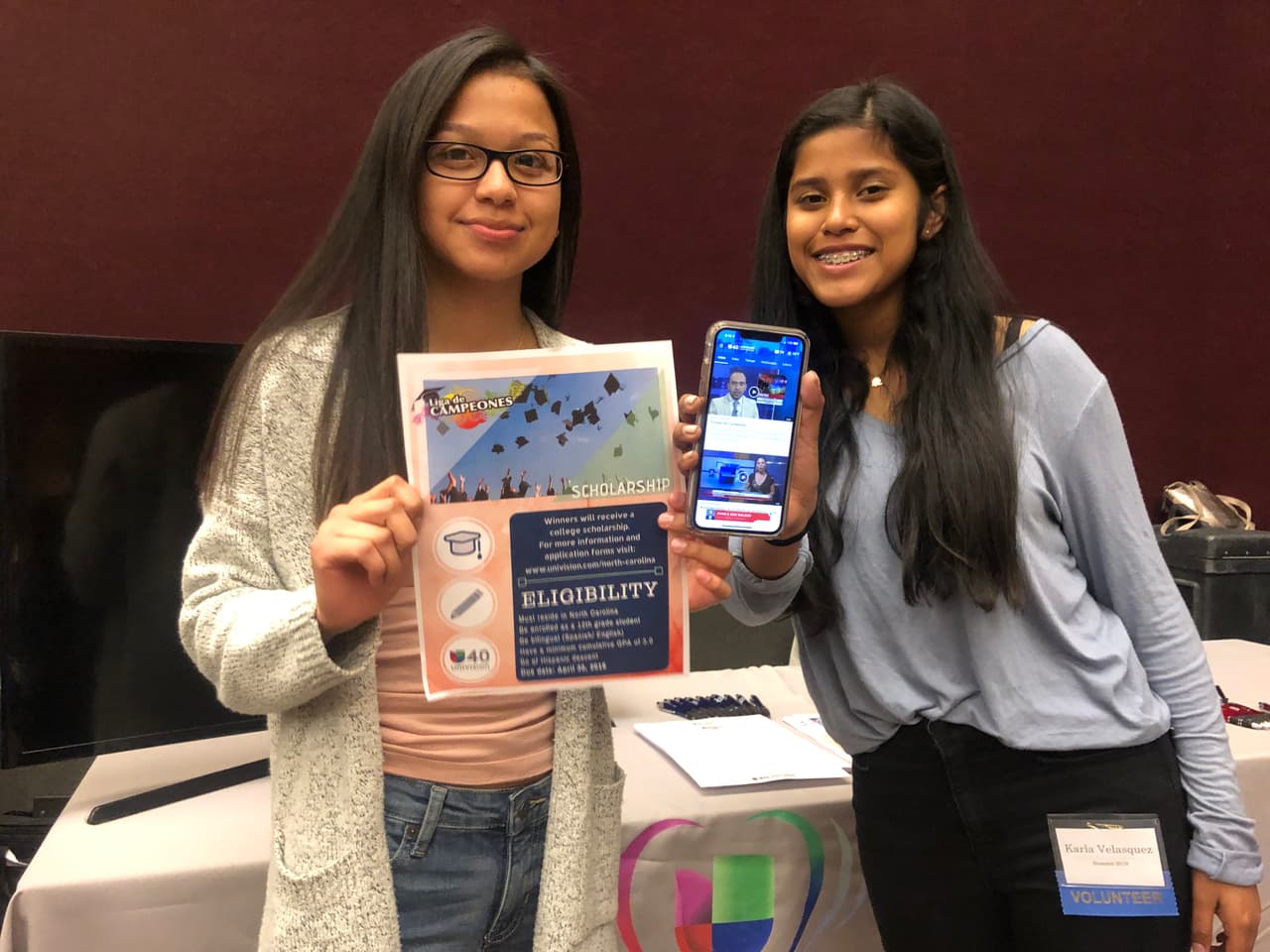 Estudiantes descargan la APP de Univision 40 North Carolina durante el Hispanic Education Summit 2019
