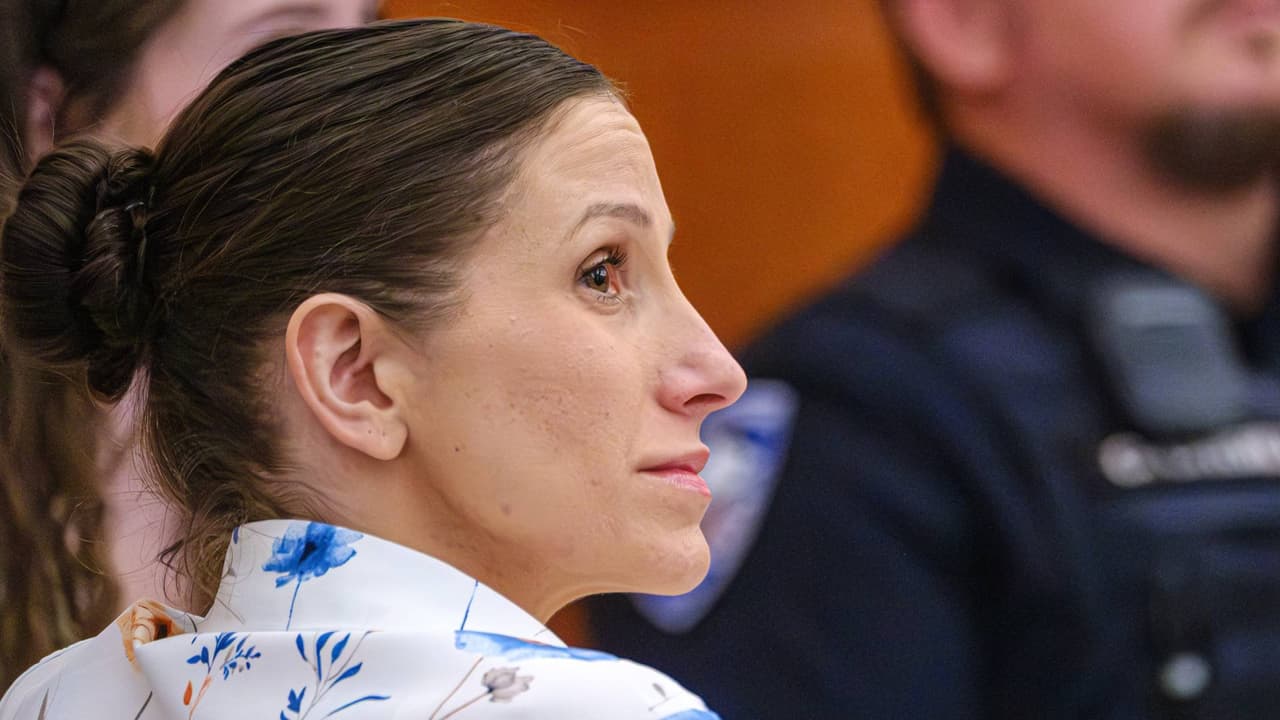 Mujer que escribió libro sobre el duelo por la muerte de su esposo fue declarada culpable de matarlo