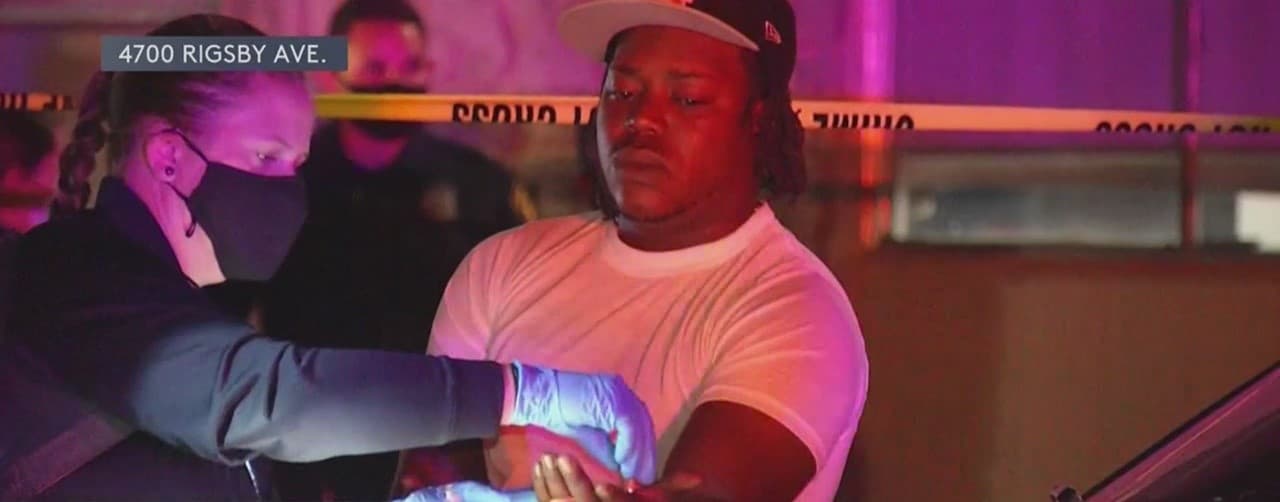 El reporte indica que la mujer, de 26 años, se encontraba viendo una película con un hombre cuando se escucharon los disparos.