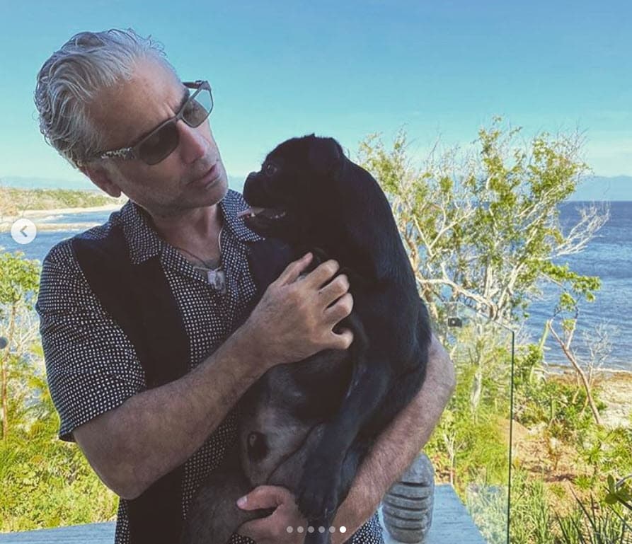 También compartió una foto con el perro de su hijo, a quien han llamado 
<b>Marco Aurelio. </b>
<br>