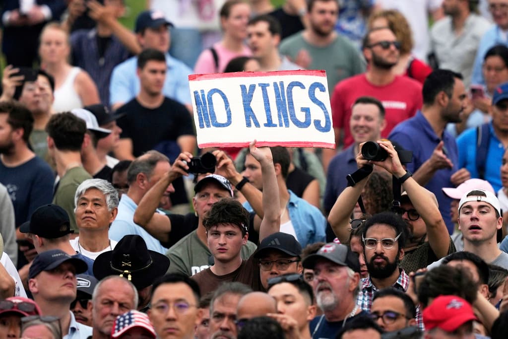 Una protesta en contra del gobierno del presidente Donald Trump en Washington el 14 de junio del 2025. (AP foto/Julia Demaree Nikhinson)