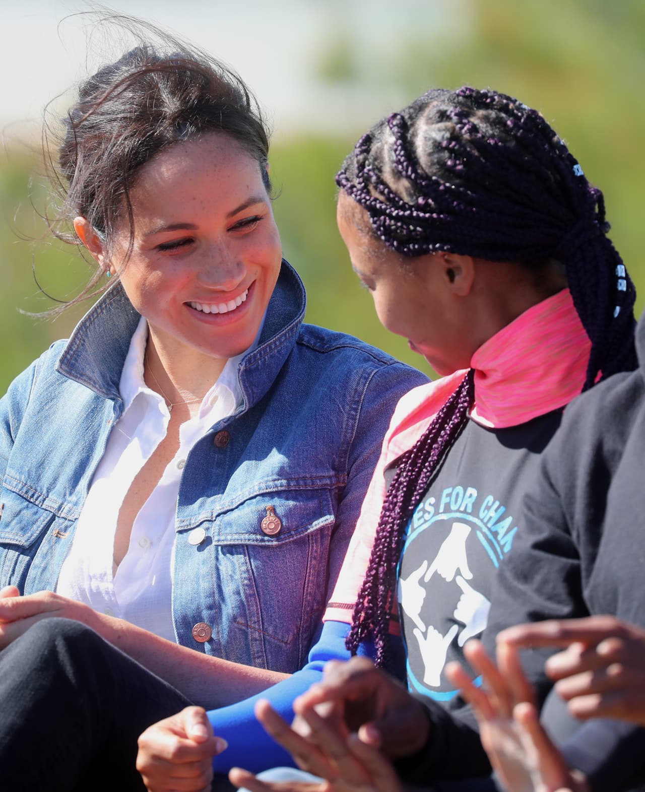 Waves for Change da 
<b><a href="https://www.univision.com/famosos/solo-los-unira-una-causa-el-principe-harry-y-meghan-markle-dejan-la-fundacion-de-william-y-kate-fotos" target="_blank">servicios de salud mental amigable para niños y jóvenes</a></b> vulnerables o con capacidades diferentes que viven en comunidades inestables. A los participantes se les ofrecen conexiones a espacios seguros, mentores solidarios y una terapia de surf semanal, durante 12 meses.