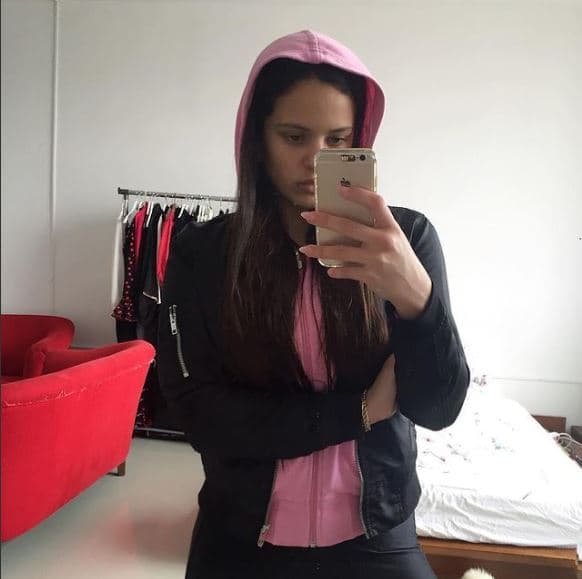 A los 10 años recibió sus primeras clases de canto y tres años después ya estudiaba música de forma profesional. Con 15 años participó en el concurso de canto ‘Tú sí que vales’ (2007) y recibió críticas de los jueces por desafinar, especialmente por Ángel Llácer.