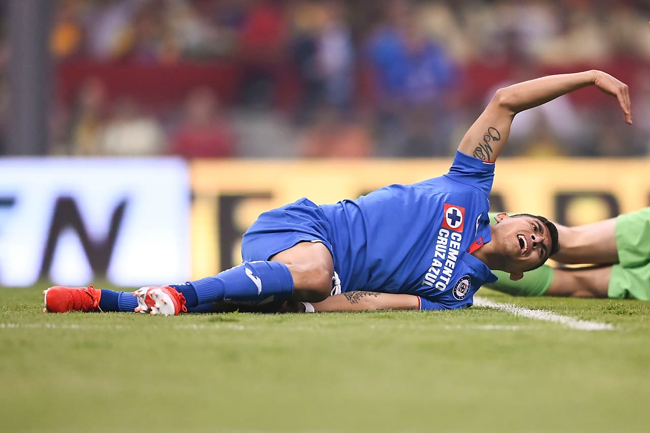 Y el extremo de los Cementeros Pineda salió con la peor parte del encontronazo. Qued´ó maltrecho luego de ese choque y de inmediato solicitó la ayuda médica.