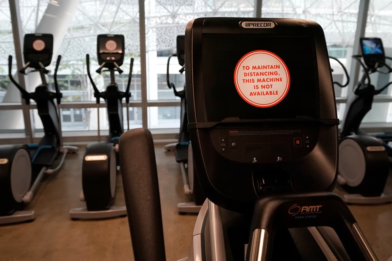 En California, solo los condados que se encuentran en la fase roja pueden permitir que los gimnasios abran sus puertas al 10% de su capacidad. Para el resto está permitido operar al aire libre.