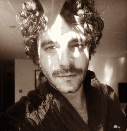 Su talento y preparación lo han llevado a posicionarse como uno de los mejores actores brasileños.