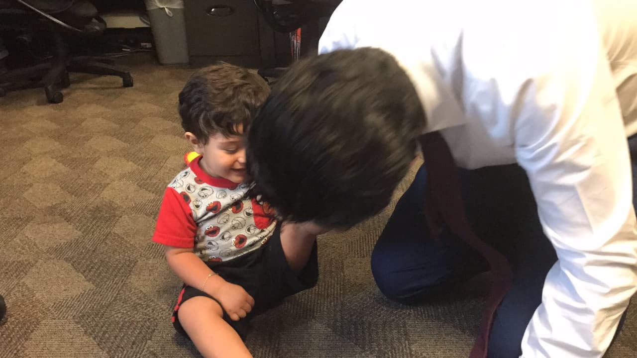 Orlando comenzó a jugar con él pero Joshua quería explorarlo todo.