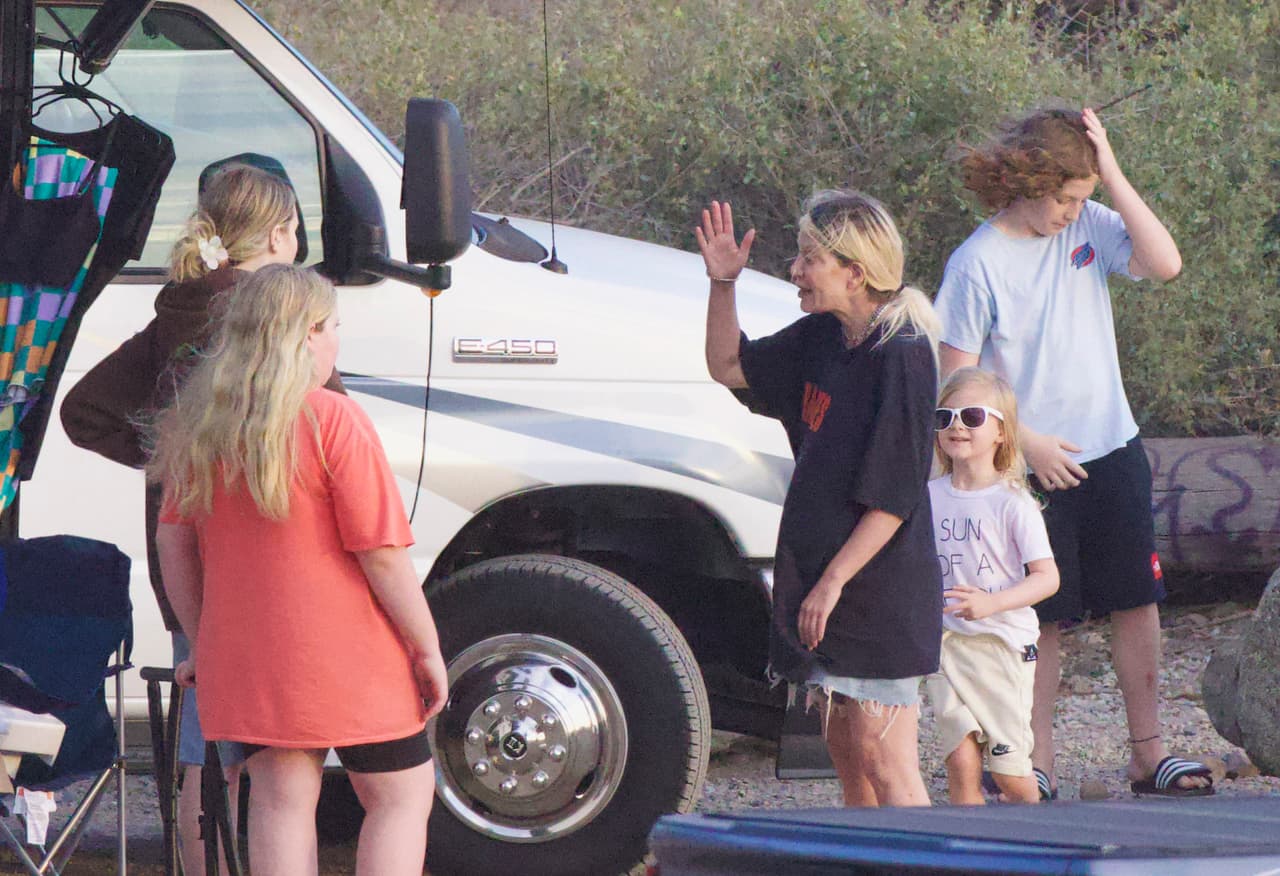 Tori Spelling y sus hijos estarían viviendo en una casa rodante