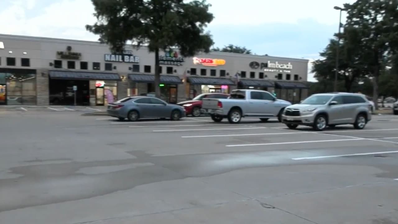 Las cámaras de seguridad muestran el auto de
<b> Vanessa en el estacionamiento de su trabajo en un salón de SPA a la 1:45 de la tarde</b>. Durante dos horas y quince minutos, 
<b>atendió a dos clientas en su turno</b>, mientras su bebé permanecía encerrado en el vehículo sin aire acondicionado y 
<b>bajo una temperatura exterior de 95 grados Fahrenheit.</b>
<br>