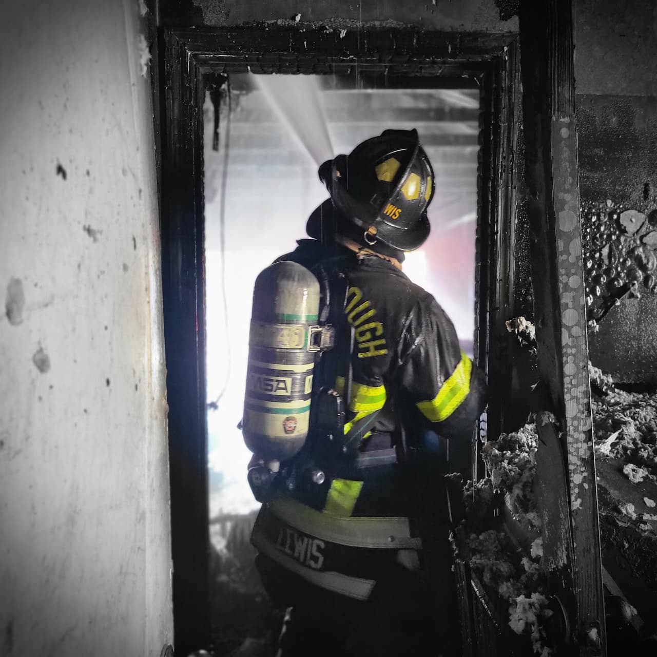 Un garaje se incendió y las llamas consumieron tres vehículos, incluyendo una motocicleta, en Riverview, en la Bahía de Tampa. El fuego se originó la tarde del 8 de octubre cuando el residente de la vivienda cambiaba la bomba de gasolina de uno de los automóviles. El Departamento de Bomberos del condado Hillsborough acudió a sofocar las llamas y no se reportaron personas lesionadas.