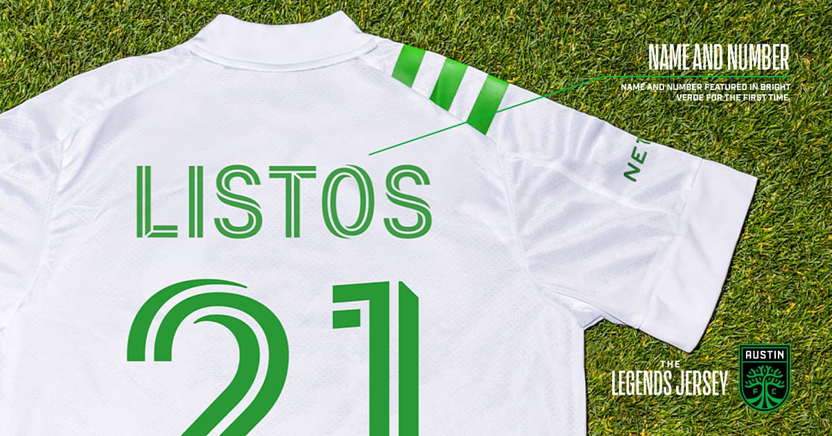El verde también está presente en el dorsal y el nombre del jugador en la espalda de la camiseta.