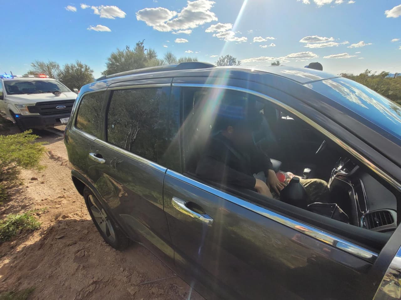 Una Unidad de Capacitación de Campo de la Estación Ajo detuvo una camioneta en la carretera SR-85 y descubrió a un ciudadano estadounidense traficando con cuatro migrantes. El contrabandista de 20 años enfrenta cargos criminales.