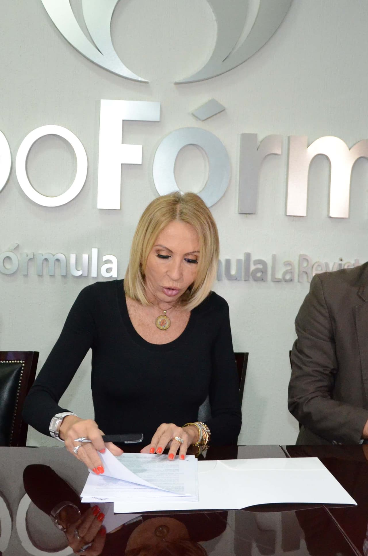 "Les pido que
<b><a href="https://www.univision.com/famosos/cristian-zuarez-presume-su-robusta-lagrima-y-no-la-causo-su-ex-laura-bozzo-video" target="_blank">dejen tranquila a Laura Bozzo</a></b>, porque ella tiene demasiadas guerras que librar", aseguró.
<br>