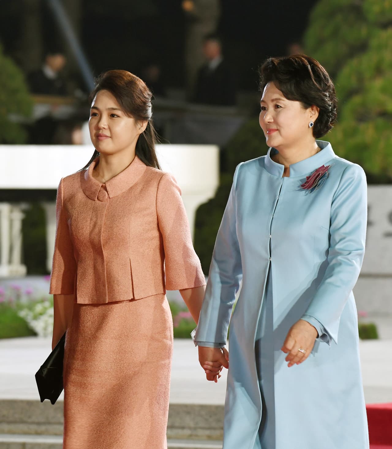 La primera dama norcoreana Ri Sol Ju junto a la primera dama surcoreana Kim Jung-sook. Las dos primeras damas coreanas parecen no tener mucho en común: una es veinteañera y vive en el hermético Norte, la otra está en la sesentena y reside en el Sur capitalista. Pero comparten la pasión por la música: ambas comparten un pasado de cantantes profesionales antes de casarse, detalla AFP.