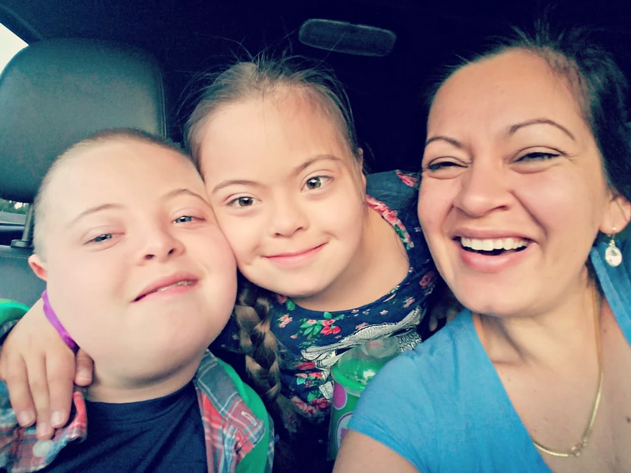 "Emigré porque estaba desesperada por cambiar el futuro de mi hijo": la historia de una mamá de dos niños con síndrome de Down