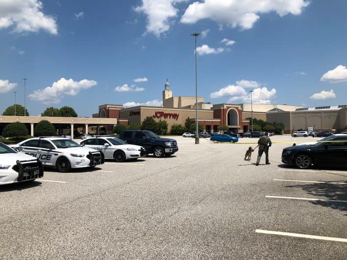 El centro comercial no ha sido cerrado al público, pero las autoridades pidieron a las personas que no se acerquen a la zona mientras investigan.