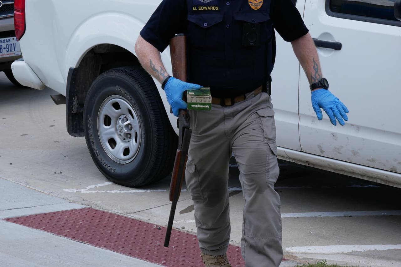 Por cada arma de fuego entregada se les entregó una tarjeta de regalo de $100.