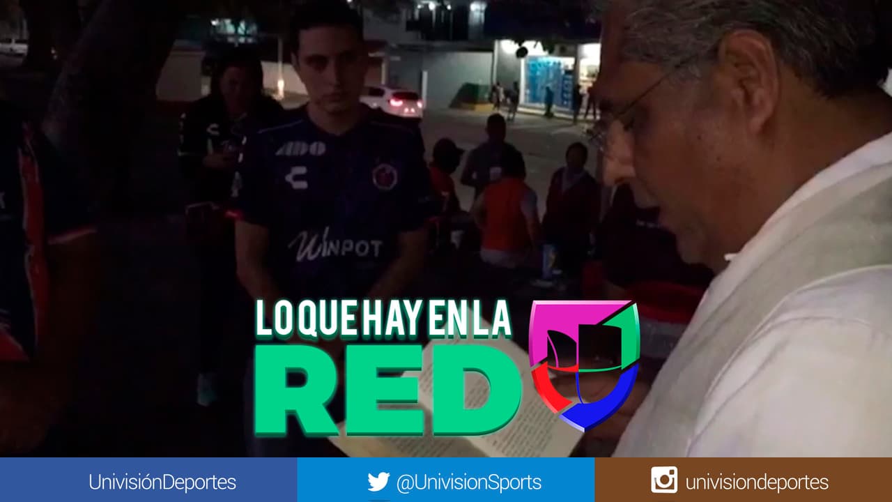 ¡Ya no saben qué hacer! Aficionados de Veracruz llevaron a un sacerdote al estadio