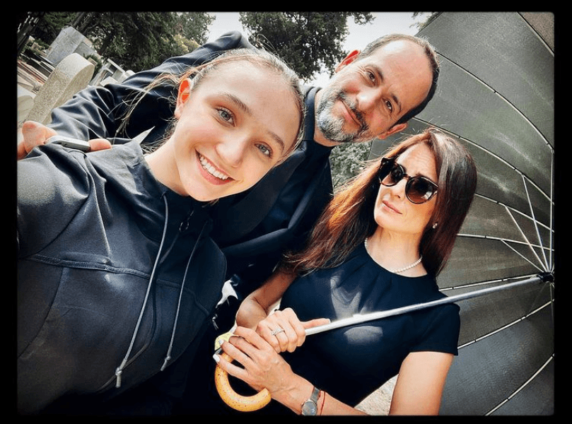 "Es padrísimo ver cómo asume esta responsabilidad, cómo va sorteando y 
<b><a href="https://www.univision.com/famosos/hija-de-andrea-legarreta-novela-marisol-del-olmo-fotos">aguanta 'vara' de que le den indicaciones y no se echa pa' abajo sino al contrario</a></b>, me gustó", contó el pasado 6 de abril a Las Estrellas.