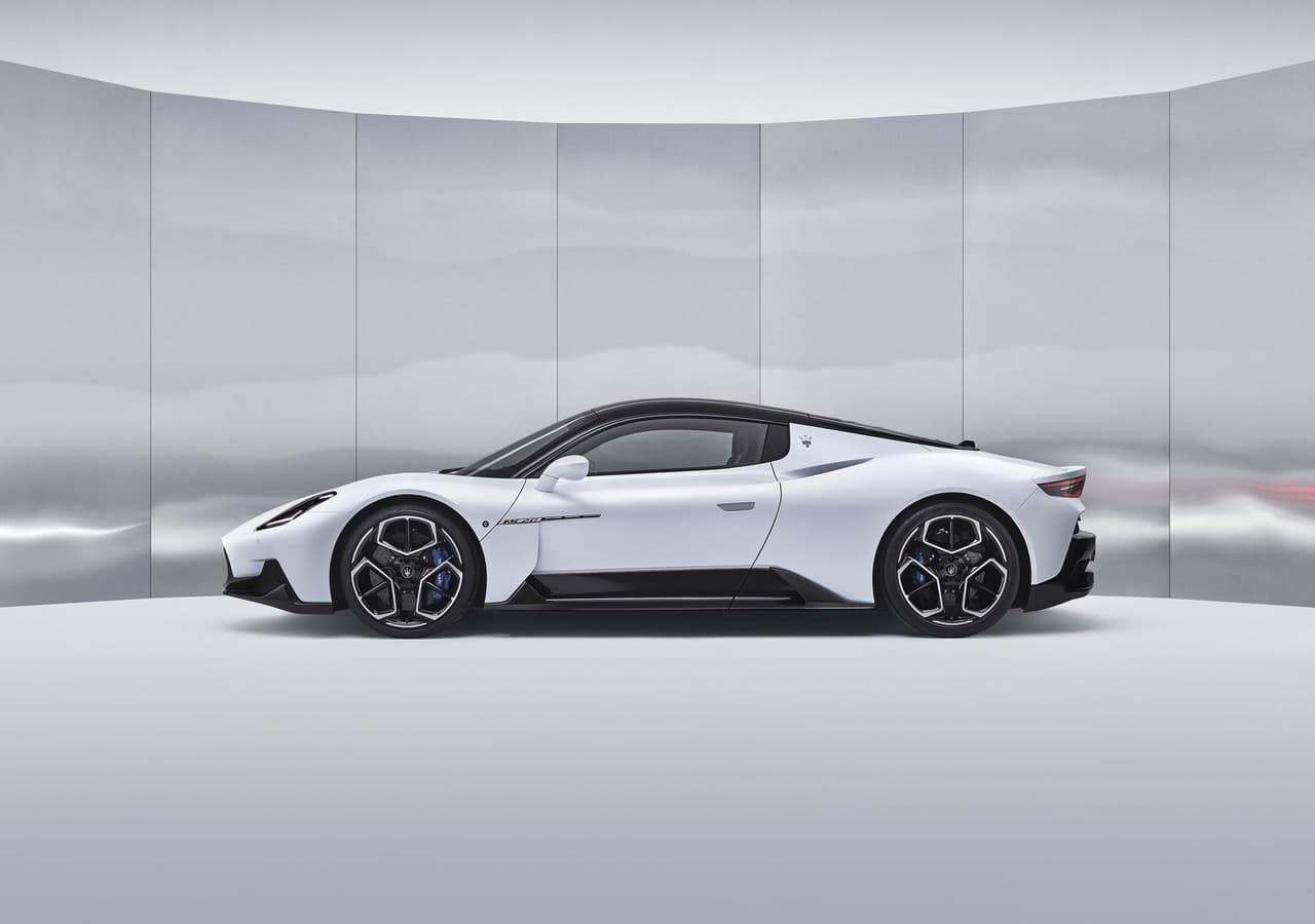 Lo que le permite acelerar de 0 a 62 mph (100 km/h) en 2.9 segundos y alcanzar una velocidad máxima de 202 mph (325 km/h).