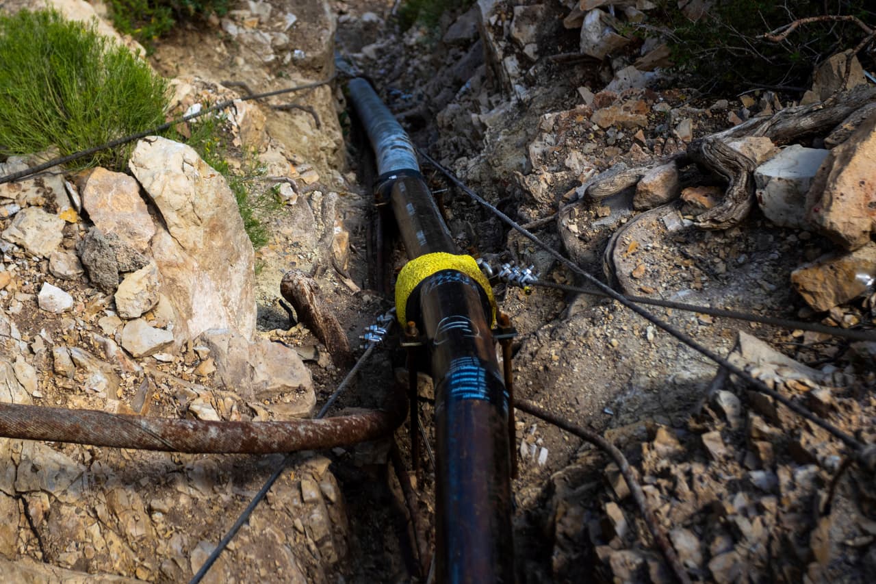 Además, el único oleoducto que abastece de agua a turistas y residentes quedó fuera de servicio debido a las inundaciones. Si bien el Gran Cañón cuenta con grandes depósitos de agua potable en el borde sur, estos no se rellenarán mientras el oleoducto esté fuera de servicio.