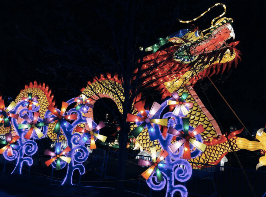 <b><a href="http://historicphiladelphia.org/chineselanternfestival/">Philadelphia Chinese Lantern Festival at Franklin Square (21 de junio al 7 de agosto)</a></b>. El festival regresa por primera vez en tres años, ilumina Franklin Square con grandiosas creaciones artísticas. La plaza cobra vida con miles de luces LED esparcidas por diferentes pantallas de intrincados faroles hechos a mano construidos por artesanos de faroles de China.