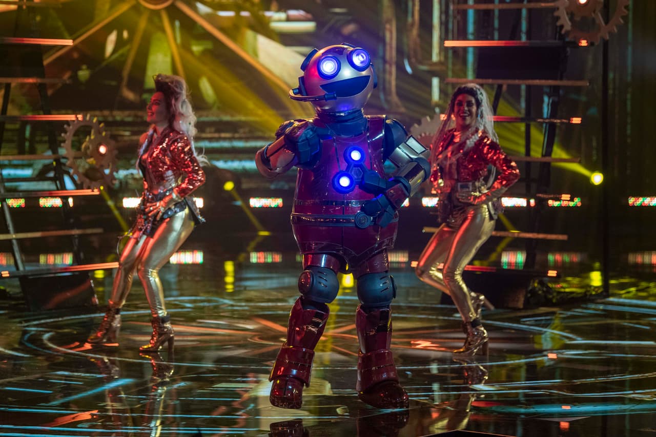 Bot, con toda la pila, cantó el tema de regional mexicano ‘La Casita’ y sus pistas confundieron a los investigadores, pues creyeron que era futbolista, actor o músico.