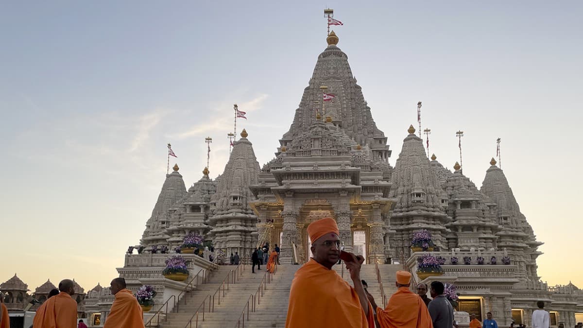 Este es el BAPS Swaminarayan Akshardham, el templo hindú más grande fuera de la India en la era moderna,
<b>ubicado en Robbinsville, Nueva Jersey</b>. Fue construido con mármol de Italia y piedra caliza de Bulgaria, tallado por artesanos en la propia India.