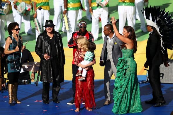 Aquí están todos al término del número musical.
