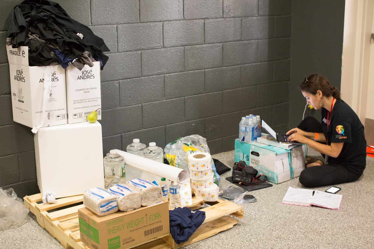 Dentro y fuera del coliseo hay cajas de comida y agua. Muchas de ellas fueron donaciones, pero también son aportes de la misma organización 'Chef for Puerto Rico'.