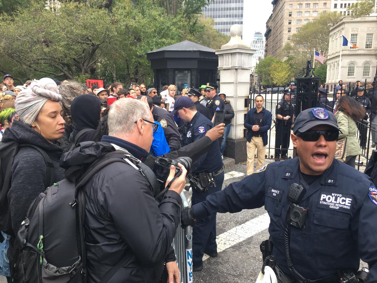 Policía mantiene lejos a los manifestantes.