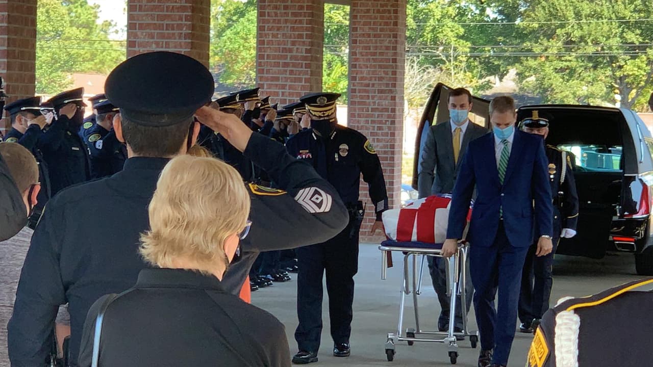 El cuerpo del sargento Robert Soliz abandonó las instalaciones forenses cubierto con la bandera de Estados Unidos.