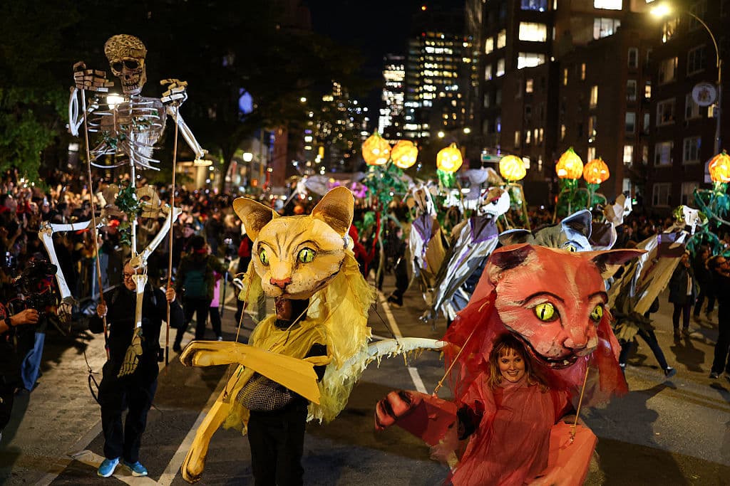 El 31 de octubre de 2025, Manhattan fue escenario de celebraciones masivas de Halloween, centradas en el 52º Desfile Anual de Halloween del Village, que congregó a más de 50,000 participantes y espectadores en Greenwich Village.