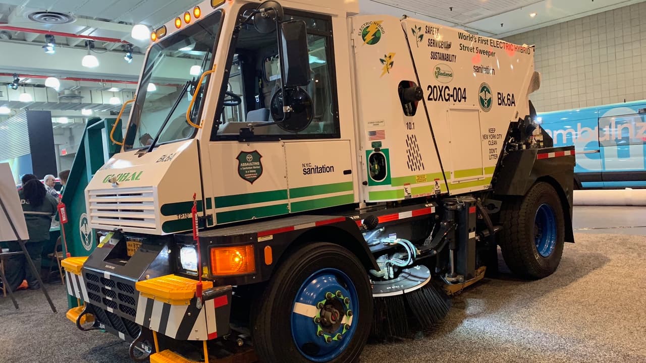 <h3 class="cms-H3-H3">Barredora de calles híbrida con biodiésel</h3>
<br>El departamento de aseo urbano de la ciudad de Nueva York está incorporando unidades híbridas a su flotilla de barredoras de calle (si, aunque no lo creas las calles de Nueva York son barridas con frecuencia) y llevaron una de ellas al Auto Show de Nueva York. El componente de combustión interna en el 
<b>tren motriz híbrido</b> de estos vehículos funciona con biodiésel, lo que reduce aún más su huella ambiental. Según un personaero de la institución, cada unidad ahorra hasta un 15% en costos de combustible.