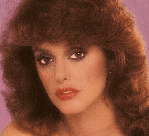 ¿Quién no estuvo enamorado de Lucía Mendez en los 70's y 80's cuando era uno de los rostros más bellos de la televisión latinoamericana? Éxitos como 'Colorina', 'Viviana', 'Tú o nadie' o 'Vanessa' son prueba fehaciente de ello.