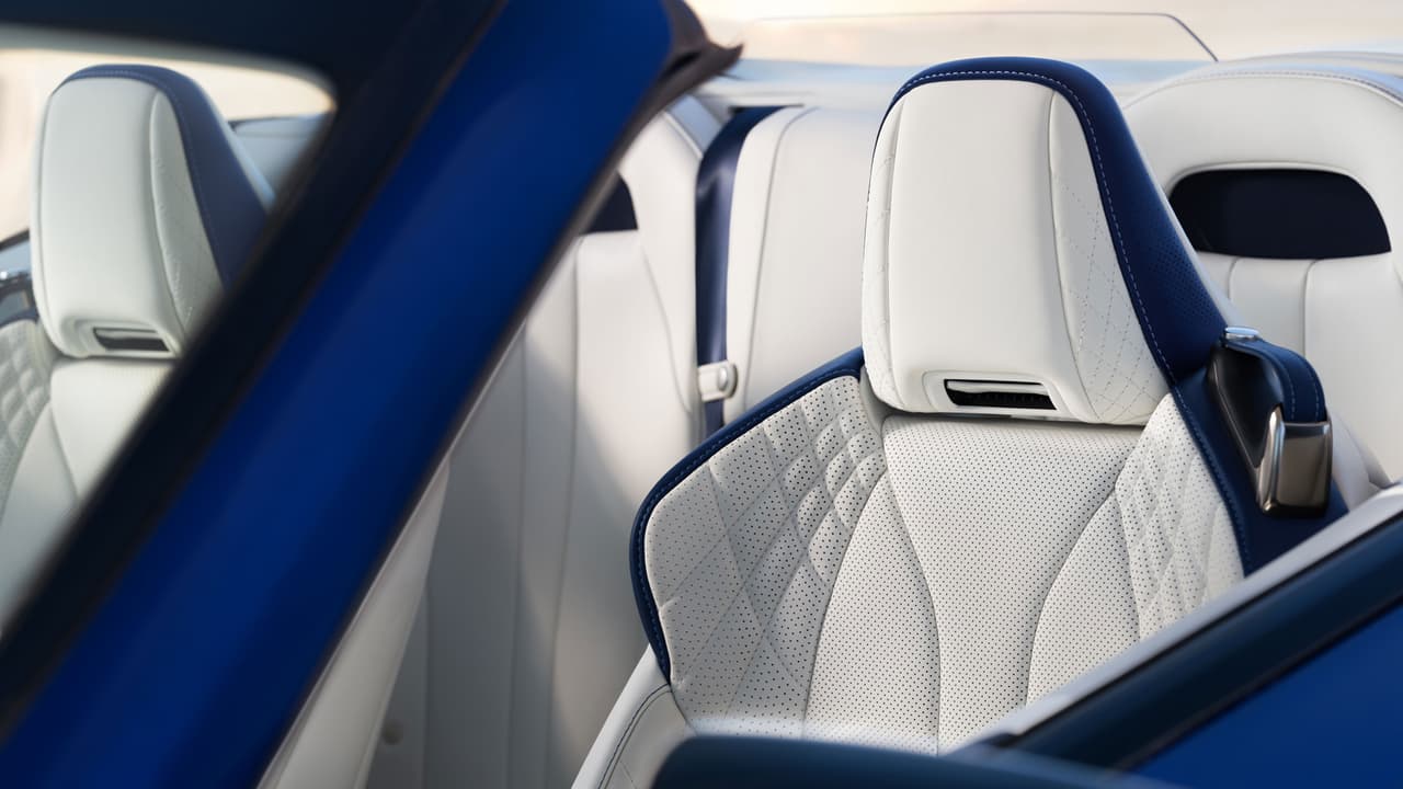 Sobre los asientos delanteros incluyen sistema de calefacción para los cuellos