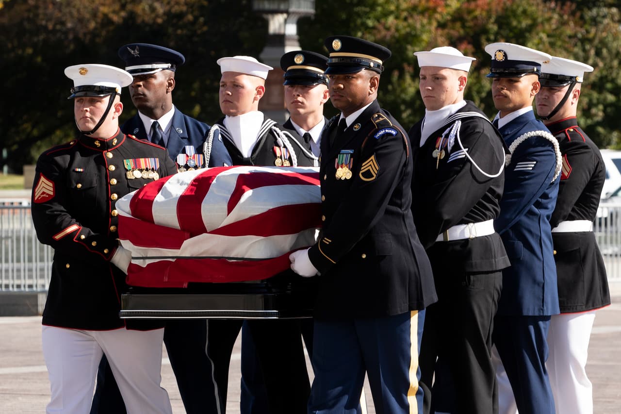 El fallecido representante Elijah Cummings fue recordado por los líderes del Congreso y sus colegas en el Capitolio, donde representó al 7mo distrito de Maryland en la Cámara Baja desde 1996.
<a href="https://www.univision.com/noticias/politica/muere-el-congresista-democrata-elijah-cummings-quien-formaba-parte-de-la-investigacion-del-juicio-politico-a-trump">El demócrata falleció el 17 de octubre a los 68 años</a> y era presidente del Comité de Supervisión de la Cámara de Representantes.