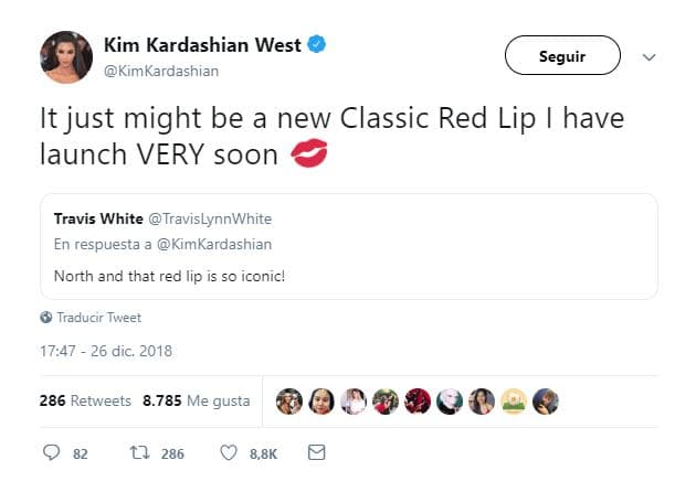 A lo cual Kim Kardashian respondió: “Debe ser el nuevo Classic Red Lip que voy a lanzar muy pronto 💋”.