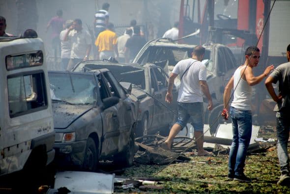 Fuentes militares apuntaron a la probable detonación de sendos coches bomba y explicaron que los equipos de rescate continúan sus labores.