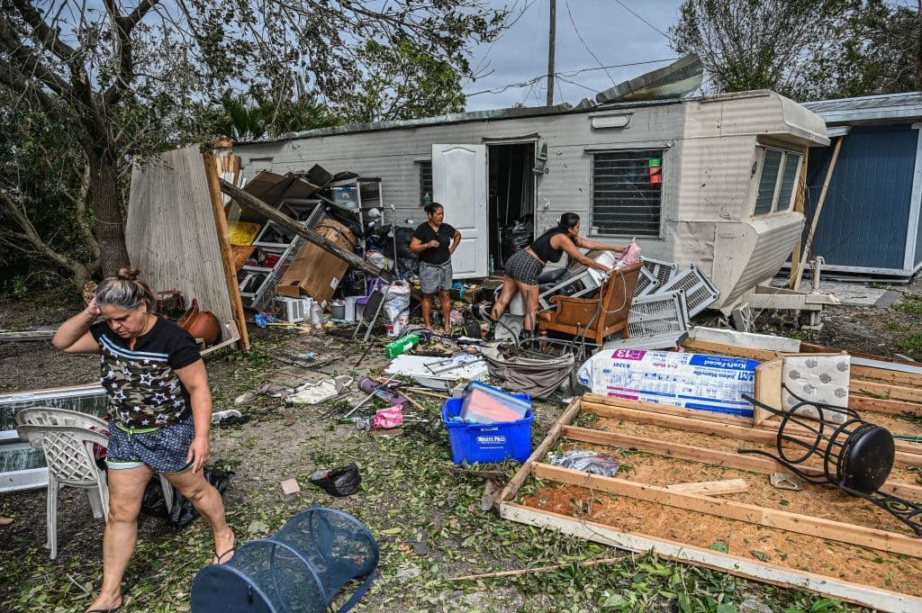 <b><a href="https://www.univision.com/noticias/huracanes/huracan-ian-se-disipa-aumentan-muertes-florida">Los estragos del huracán Ian </a></b>
<br>
<br>El 28 de septiembre, Ian tocó tierra en la costa oeste de Florida como un poderoso huracán categoría 4, al adentrarse en la península y se convirtió en tormenta tropical dos días después, antes de disiparse. En medio del azote, que dejó pérdidas económicas incalculables y al menos 54 muertos, una embarcación con 27 migrantes cubanos se hundió en el mar, mientras que un reportero rescató a una enfermera que quedó atrapada dentro de su auto en medio de una inundación ocasionada por las fuertes lluvias.
<br>