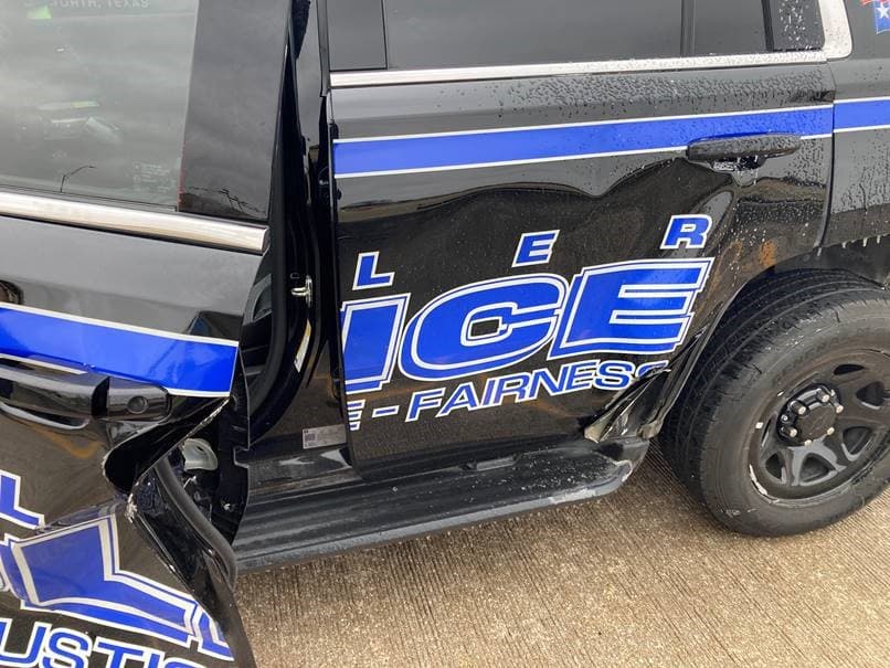 La policía de Keller compartió imágenes atreves de su cuenta de Twitter sobre los daños de una de sus patrullas tras un accidente vehicular. Uno de los oficiales, el oficial Gentry, estaba trabajando un accidente cuando un auto perdió el control y se estrello contra la camioneta del departamento.