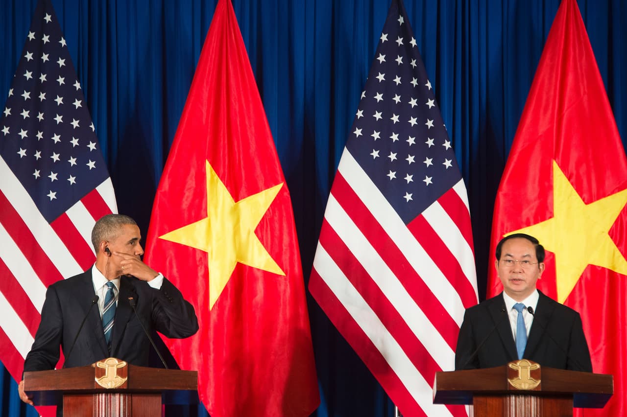 En rueda de prensa conjunta con el presidente de Vietnam Tran Dai Quang, Obama dijo que el levantamiento del embargo a las ventas de equipo militar es parte de una cooperación de defensa más profunda con el país y descartó la idea de que se tratara de un esfuerzo para contrarrestar la creciente fuerza de China.
