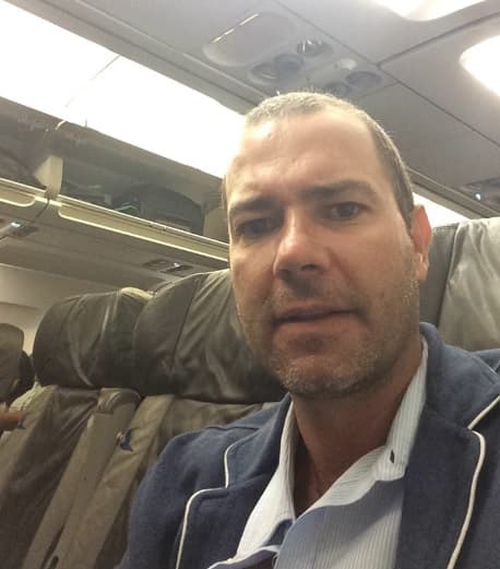 “
<b>Llevo 6 años de no poder ver a mi niña</b>, la verdad es que sí tengo el corazón muy lastimado, tengo medio corazón como medio paradito y con una ilusión de poder volver a verla y abrazarla”, contó el ahora productor de series de televisión.