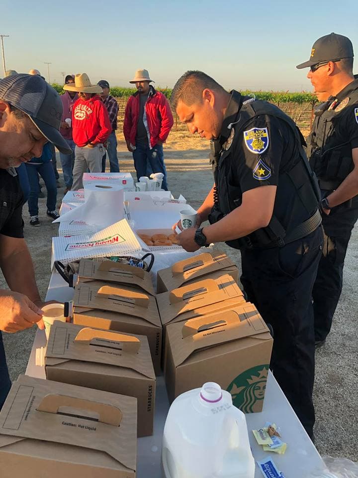 Cientos de personas participaron de esta iniciativa, incluyendo a la policía de Delano y al Alguacil del condado Kern.