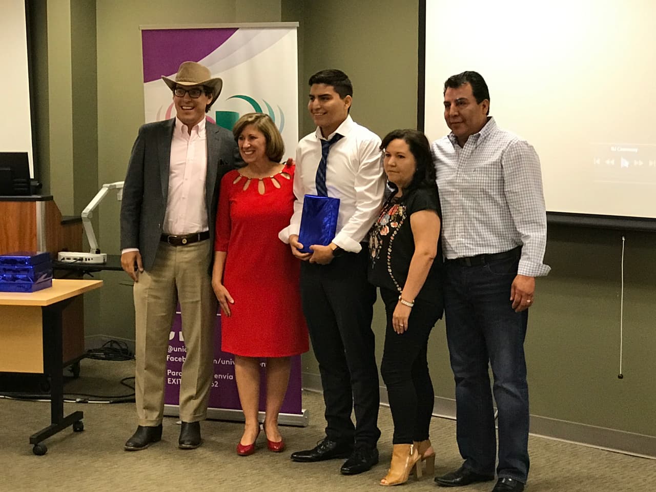 El programa “Nuestra Juventud” fue fundado por Univision 40 North Carolina en el 2004 con el propósito de ayudar a los jóvenes hispanos a cumplir sus metas universitarias.