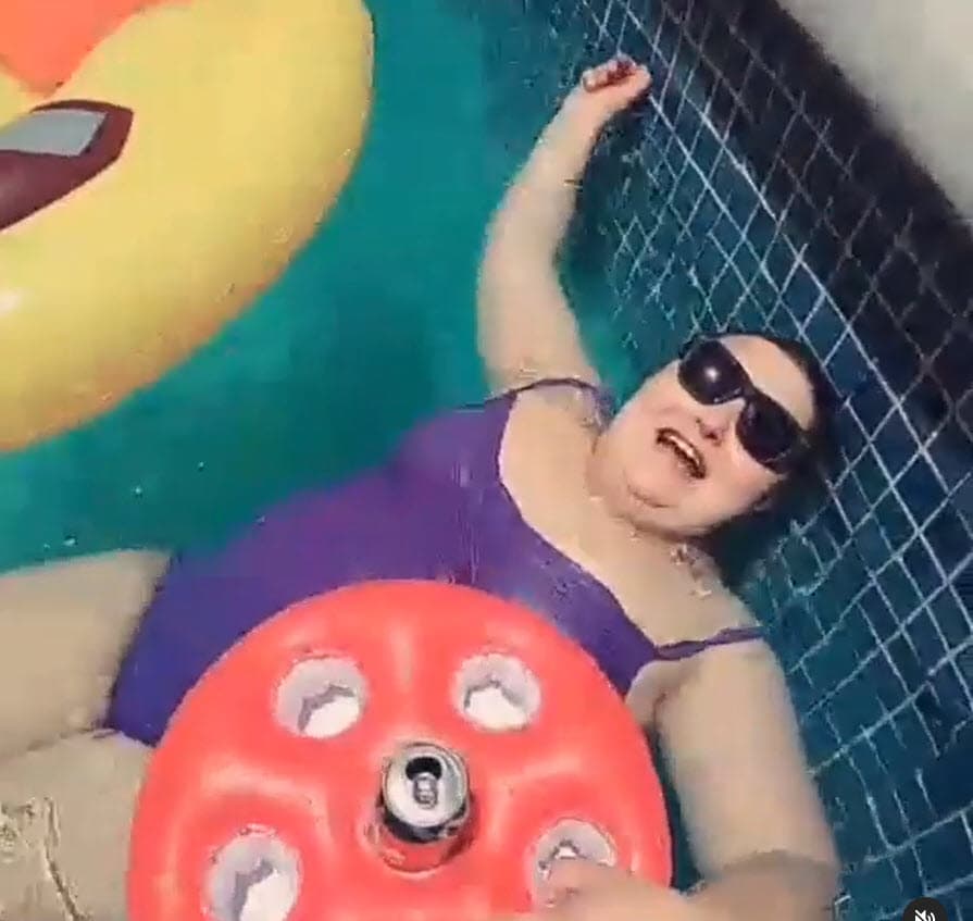 "Me enojaba mucho", dijo. "Y 
<b>me golpeaban los niños</b>, en la primaria me iba fatal". 
<br>