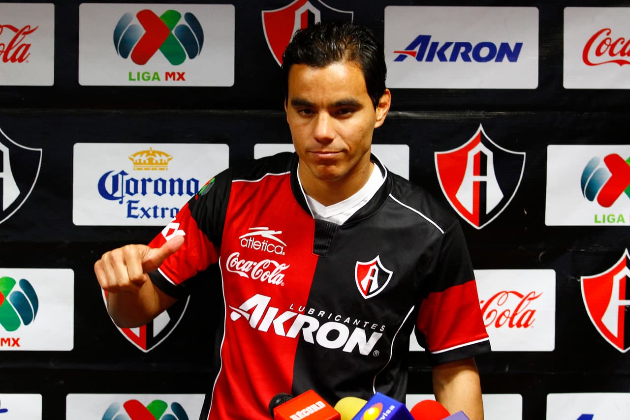En 2009 volvió a México con Tigres sin éxito y tuvo una decisión polémica al llegar a Atlas, gran rival de Chivas, en donde mostró todo su profesionalismo.