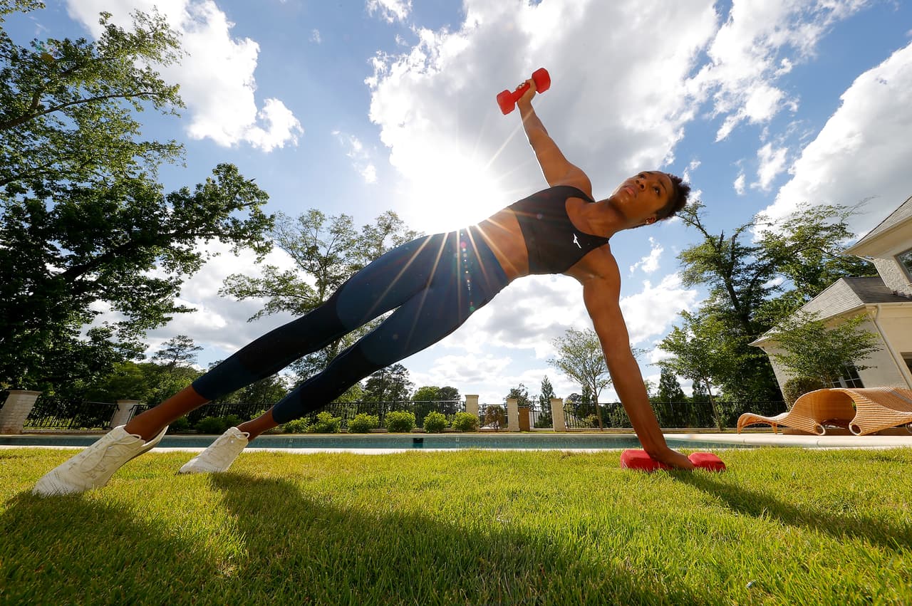 La nadadora Natalie Hinds entrena el 15 de mayo de 2020 en Atenas, Georgia.