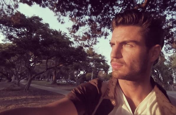 El guapo actor y modelo español que interpreta a Roberto Marañón en ‘La Embajada’ conquista y enamora a sus fanáticas con las sexys y atrevidas fotos que comparte en su cuenta de Instagram ¿Te lo vas a perder?